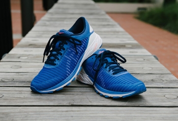 Giày chạy bộ siêu nhẹ ASICS - giúp người chạy duy trì tốc độ