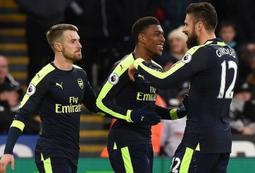 Giroud tỏa sáng, Arsenal hủy diệt Swansea City