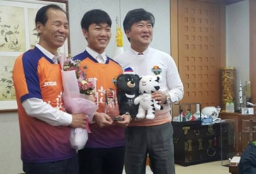 Xuân Trường trở thành cháu nuôi Thống đốc tỉnh Gangwon