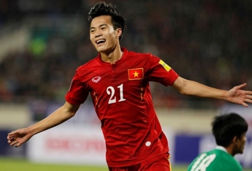 Văn Toàn nhận quà đặc biệt trước trận gặp Đài Loan