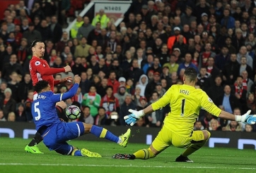 Ibra ghi bàn phút cuối, MU chật vật có điểm trước Everton