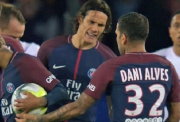 Alves lên tiếng về hành vi từ chối đưa bóng cho Cavani