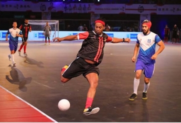 Ronaldinho ghi poker, suýt bị Giggs ngược dòng giải futsal