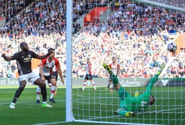 Lukaku tỏa sáng, MU nhọc nhằn đánh bại Southampton