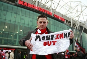 CĐV Man Utd đòi sa thải Mourinho