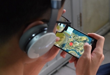 Quá mải mê chơi PUBG Mobile, 2 thanh niên Ấn Độ gặp tai nạn với xe lửa