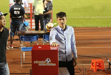 Lê Công Vinh ngơ người vì gặp sự cố hy hữu