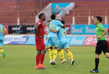 Cầu thủ V-League xin trọng tài bắt công tâm