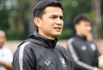 HLV Kiatisak bị chỉ trích, thua bẽ mặt ngày trở lại