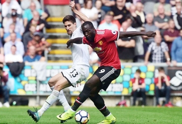 Tân binh tỏa sáng, MU hủy diệt Swansea trong 6 phút