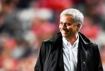 Chính thức: M.U 'trói chân' thành công tiền vệ đầu tiên