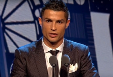 Nhận giải Cầu thủ xuất sắc nhất, CR7 nhắc tới Messi, Neymar