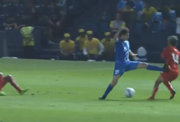 Pha bỏ bóng đạp kinh hoàng của cầu thủ U23 Uzbekistan