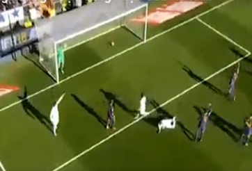 CR7 đánh đầu tung lưới Barca, trọng tài không công nhận