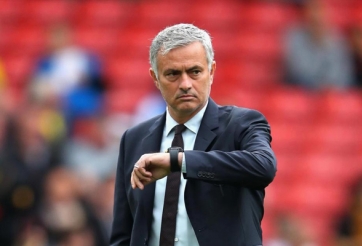 Ôm mộng lớn, chi 200 triệu mua sao làm quà giữ Mourinho