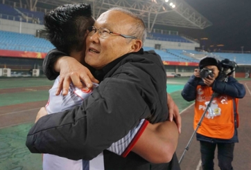 HLV Park Hang Seo nói gì với cầu thủ sau khi giành vé vào tứ kết?