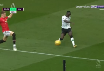 Pha bóng Bailly phản lưới nhà MU cực dị