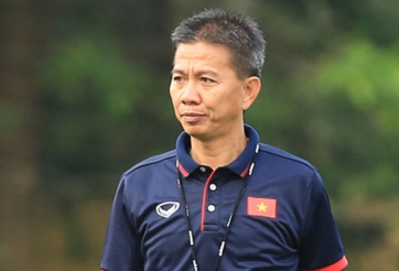 HLV Hoàng Anh Tuấn ‘xem giò’ cậu  bé đi bóng vi diệu như Messi