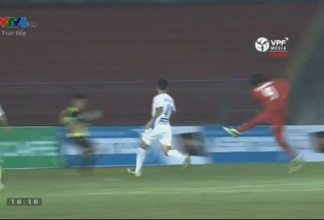 Phòng ngự đáng trách, HAGL nhận bàn thua sau 1 đường chuyền