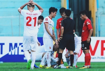 HLV Hoàng Anh Tuấn bất bình tột cùng với pha bóng làm Văn Hào gãy chân