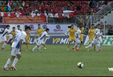 Việt Hưng đánh đầu quá khó cản phá vào lưới SLNA