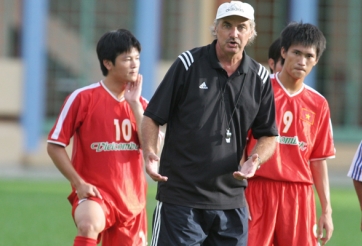 HLV Riedl phản pháo Công Vinh vụ ưu ái Văn Quyến-Thanh Bình