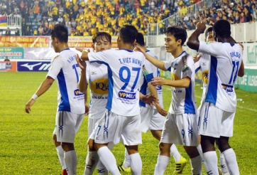 HLV HAGL nói gì về pha bỏ bóng đạp người của Tăng Tiến