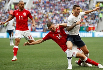 Pháp, Đan Mạch cùng nhau đi tiếp sau trận cầu nhạt nhòa