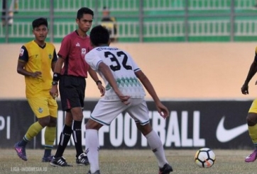 Cầu thủ Indonesia đuổi đánh trọng tài như... phim hành động