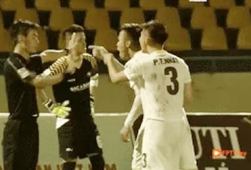 Quế Ngọc Hải mắc lỗi nghiệp dư, chỉ thẳng mặt trọng tài