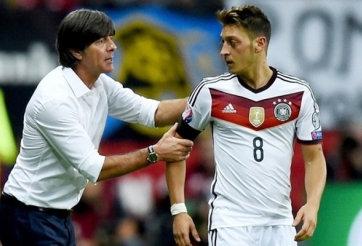HLV ĐT Đức đến tận sân thuyết phục Mesut Ozil trở lại