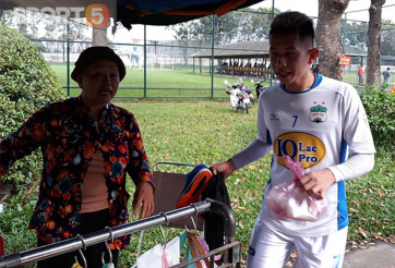 Hồng Duy nợ tiền mua bánh tráng trộn sau buổi tập ở Bình Dương