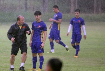 Bất chấp thời tiết, ĐTVN vẫn luyện chiến thuật đấu Philippines