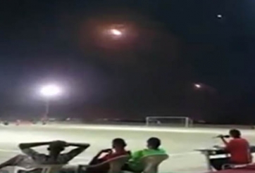 VIDEO bóng đá Yemen: Bóng ở dưới chân, tên lửa bay trên đầu