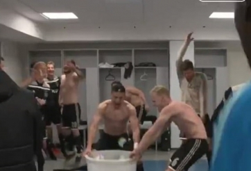 VIDEO: Cầu thủ Ajax quẩy tưng bừng sau khi loại Ronaldo