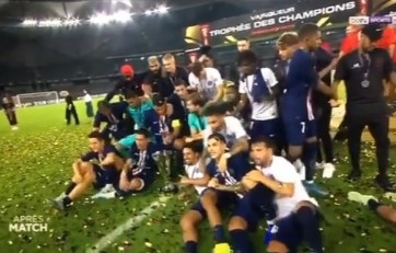 Mbappe đẩy Neymar không cho chụp ảnh cùng đội mừng vô địch