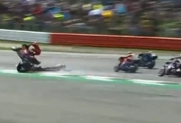 VIDEO: Tai nạn kinh hoàng tại giải MotoGP chỉ vài giây sau khi xuất phát