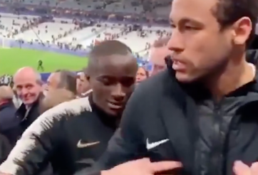 VIDEO: Neymar đẩy fan trên đường lên nhận huy chương