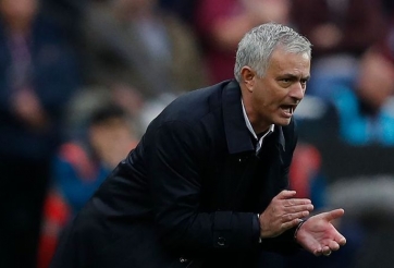 Thắng trận ra mắt, HLV Mourinho xin lỗi NHM Tottenham