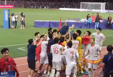 Video: Khoảnh khắc cầu thủ tung hô HLV Park Hang Seo