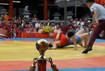VIDEO: 2 nữ đô vật Việt Nam thi đấu mãn nhãn tại lễ hội truyền thống