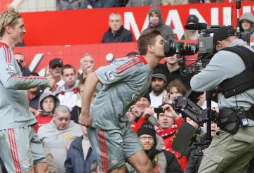 KÝ ỨC: Gerrard và Torres làm bẽ mặt Manchester United