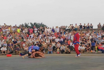 VIDEO: Nữ đô vật 'làm gỏi' đối thủ nam tại Hội vật Đền đô