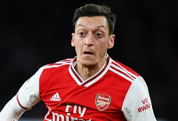 Huyền thoại bóng đá Anh chỉ trích Arsenal vì Ozil