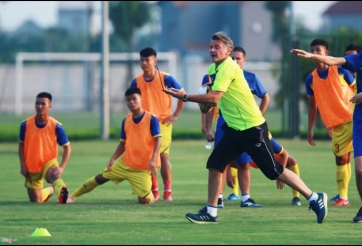“Phù thủy trắng” thổi làn gió mới vào bóng đá trẻ Việt Nam