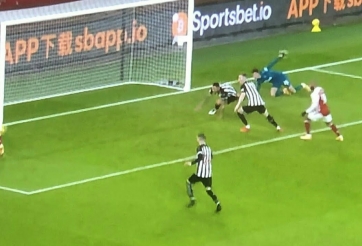 Pha bỏ lỡ không tưởng của Aubameyang trận Arsenal vs Newcastle