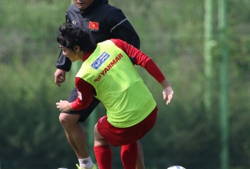 HLV Hữu Thắng phô diễn kỹ thuật, Tuấn Anh chỉ biết cười trừ