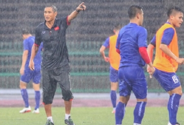 ĐT Việt Nam luyện công dưới mưa, chờ đấu Campuchia