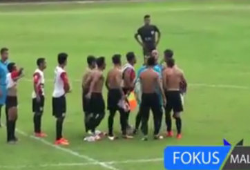 SỐC: Cầu thủ Indonesia hỗn chiến kinh hoàng và đánh 'hội đồng' trọng tài