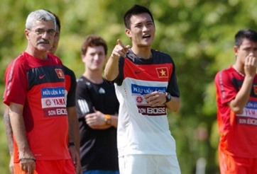 Phi Sơn 'chốt' tương lai; Công Vinh mời HLV Calisto ngồi ghế nóng